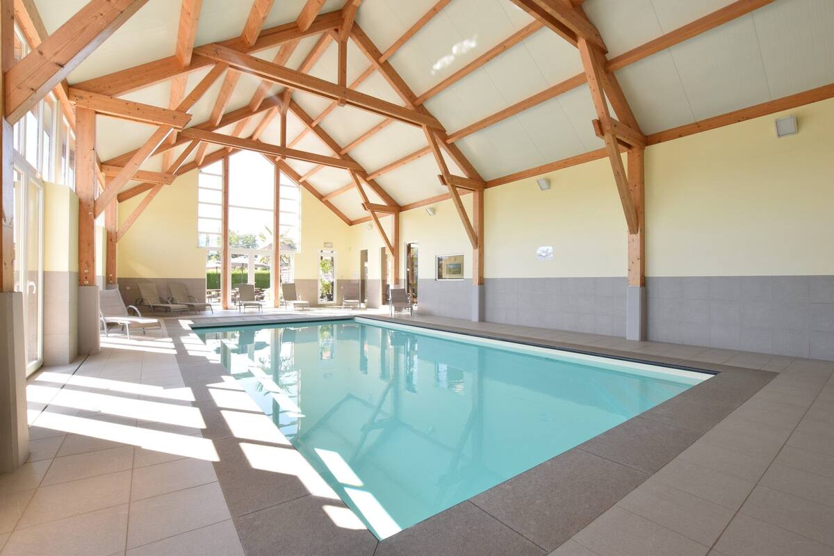 Casa Confort, varias habitaciones | Alberca | Alberca techada y alberca al aire libre