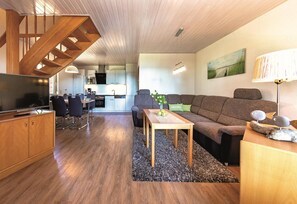 Classic House, 4 Bedrooms | Living room