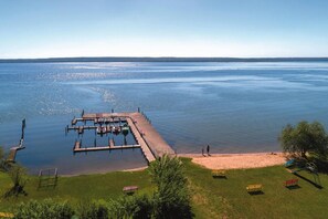 A lakeside dock with boats, a sandy beach, and playground equipment. - Seepark Heidenholz, Plau am See (Plau am See)