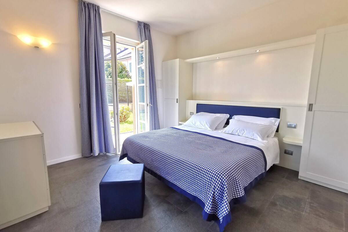 2 bedrooms, bed sheets