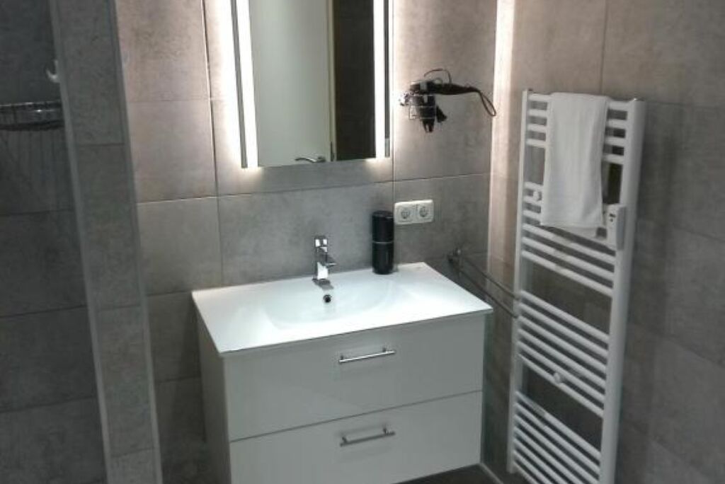Dusche, umweltfreundliche Kosmetikartikel, Haartrockner, Handtücher