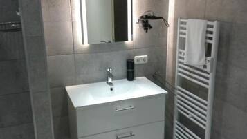Dusche, umweltfreundliche Kosmetikartikel, Haartrockner, Handtücher