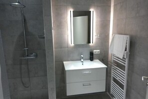 Shower, eco-friendly toiletries, hair dryer, towels - HANNIBAL - Design Apartment Amaryllis 3 (Wolfsburg)