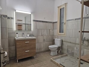 シャワー、ヘアドライヤー、タオル、石鹸