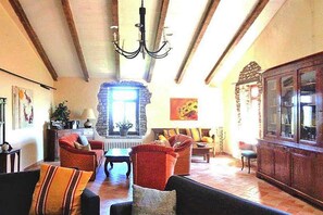 Fireplace, DVD player