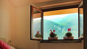 Deluxe Apartment, 2 Bedrooms | 6 bedrooms, individually furnished, bed sheets - Apartments Paganini, Lezzeno (Lezzeno)