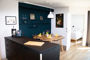 Leilighet – comfort, 1 soverom | Eget kjøkken | Kjøleskap, kaffetrakter/tekoker og høy barnestol