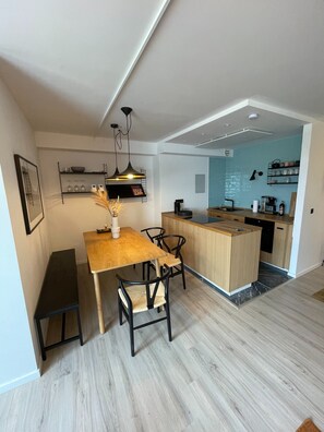 Apartamento clássico, 2 quartos | Cozinha privada | Geladeira, cafeteira/chaleira, cadeirão de bebê