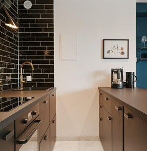 Refrigerador, cafetera/tetera, silla alta para bebés