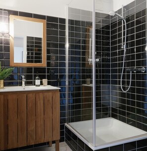 Comfort-Apartment, 1 Schlafzimmer | Badezimmer | Dusche