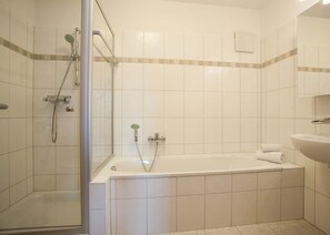 Bathtub - Modern Apartment With Balcony and a Magnificent View Over Winterberg (Winterberg)