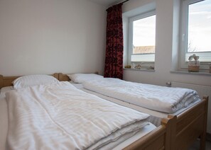 2 habitaciones, muebles diferentes y ropa de cama 