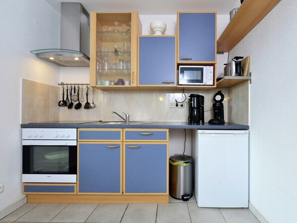 Comfort appartement, 2 slaapkamers | Privékeuken | Een koelkast, een magnetron, een oven, een kookplaat