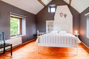 9 bedrooms, bed sheets