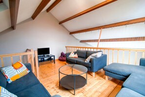 Classic House, 3 Bedrooms | Living room