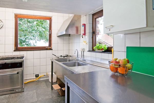 Klassieke cottage, 6 slaapkamers | Privékeuken | Een koelkast, een microgolfoven, een oven, een vaatwasser