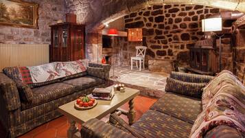 Classic House, 5 Bedrooms | Living room