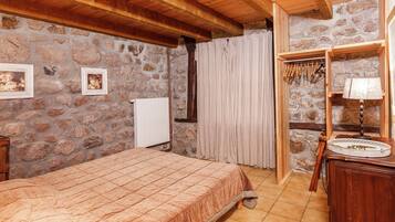 Classic House, 5 Bedrooms | 5 bedrooms, individually furnished