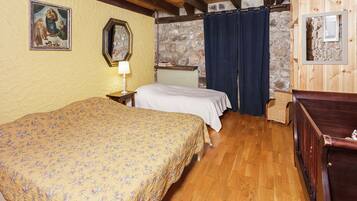 Classic House, 5 Bedrooms | 5 bedrooms, individually furnished