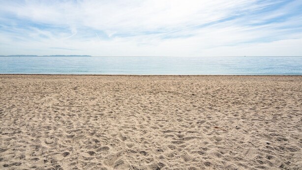 A beach with a wide sandy expanse and a calm sea under a partly cloudy sky. - Beautiful and Cosy Apartment in a Wooded and Mostly Quite Rustic Ambience (Balesfeld)