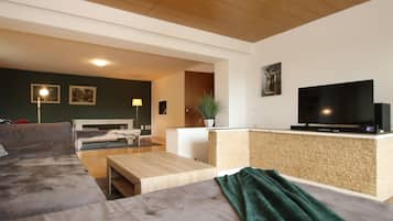 Classic Apartment, 5 Bedrooms | Living room