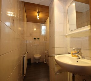 Comfort-lejlighed - 3 soveværelser | Badeværelse | Badekar