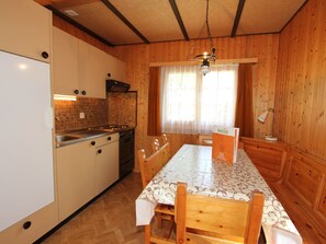 Chalé clássico, 3 quartos | Cozinha privada | Fogão, cafeteira/chaleira