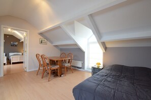 4 عدّة غرف نوم وطراز فريد لكل وحدة ومكواة/لوح كي