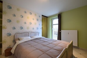 4 chambres, ameublement personnalisé, fer et planche à repasser