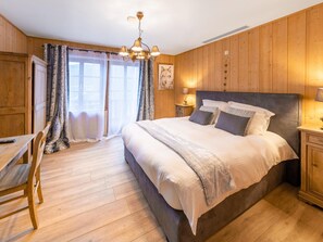 10 bedrooms, individually furnished, bed sheets