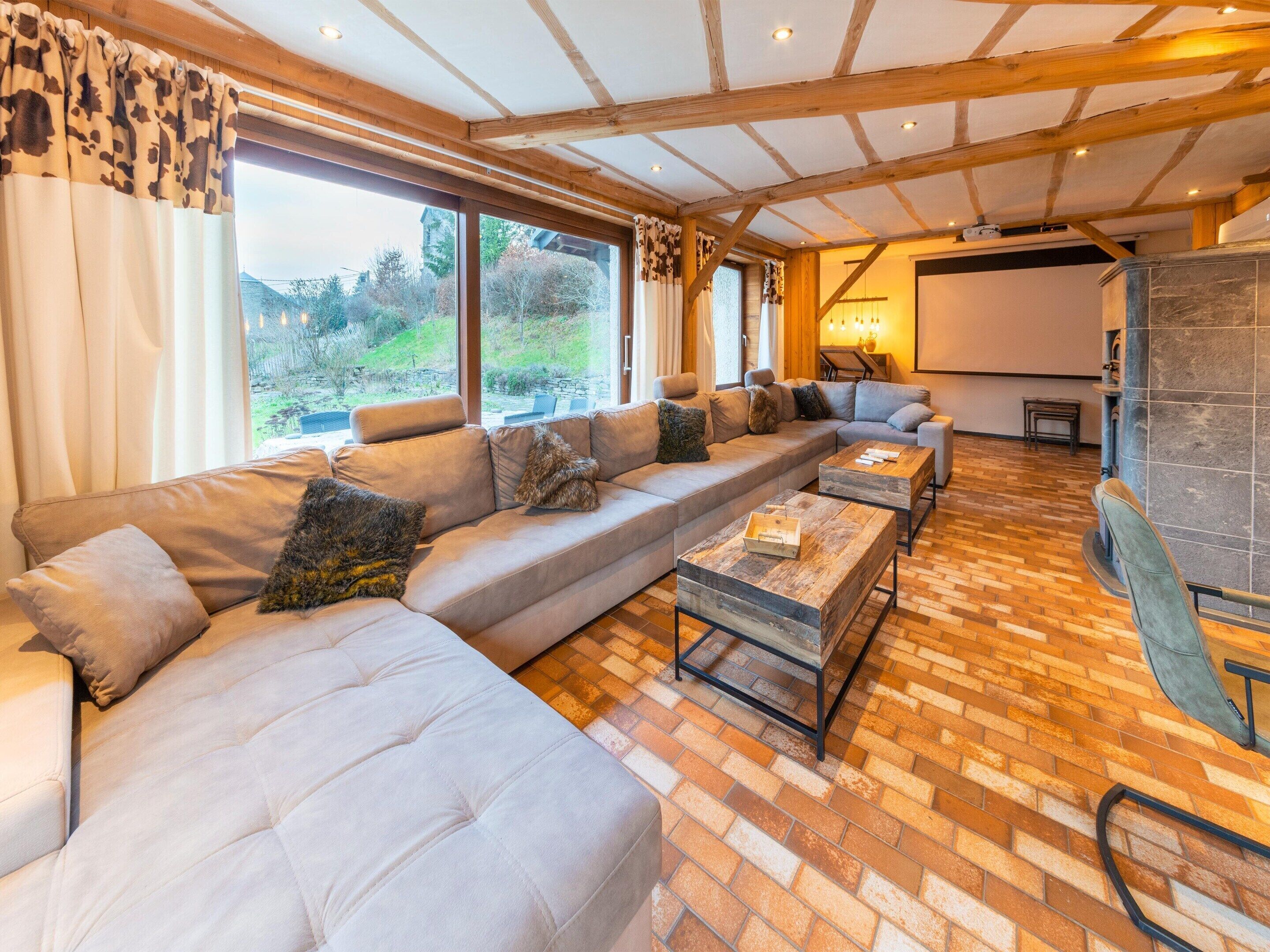 Classic House, 6 Bedrooms | Living room