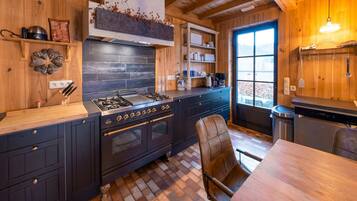 Casa clásica, 6 habitaciones | Cocina privada | Refrigerador, microondas, horno y parrilla de estufa