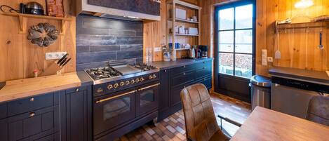 Classic House, 6 Bedrooms | Private kitchen | Fridge, microwave, oven, stovetop