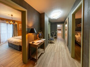 10 habitaciones, muebles diferentes y ropa de cama