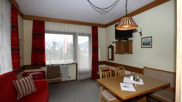 Classic Apartment, 2 Bedrooms | Dining