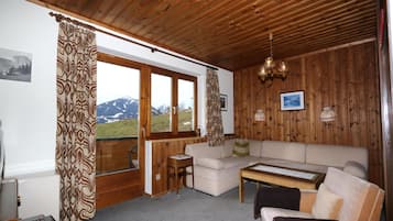 Classic Apartment, 2 Bedrooms | Living room