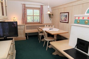 Classic Apartment, 2 Bedrooms | Dining