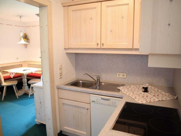 Fridge, stovetop, dishwasher, coffee/tea maker