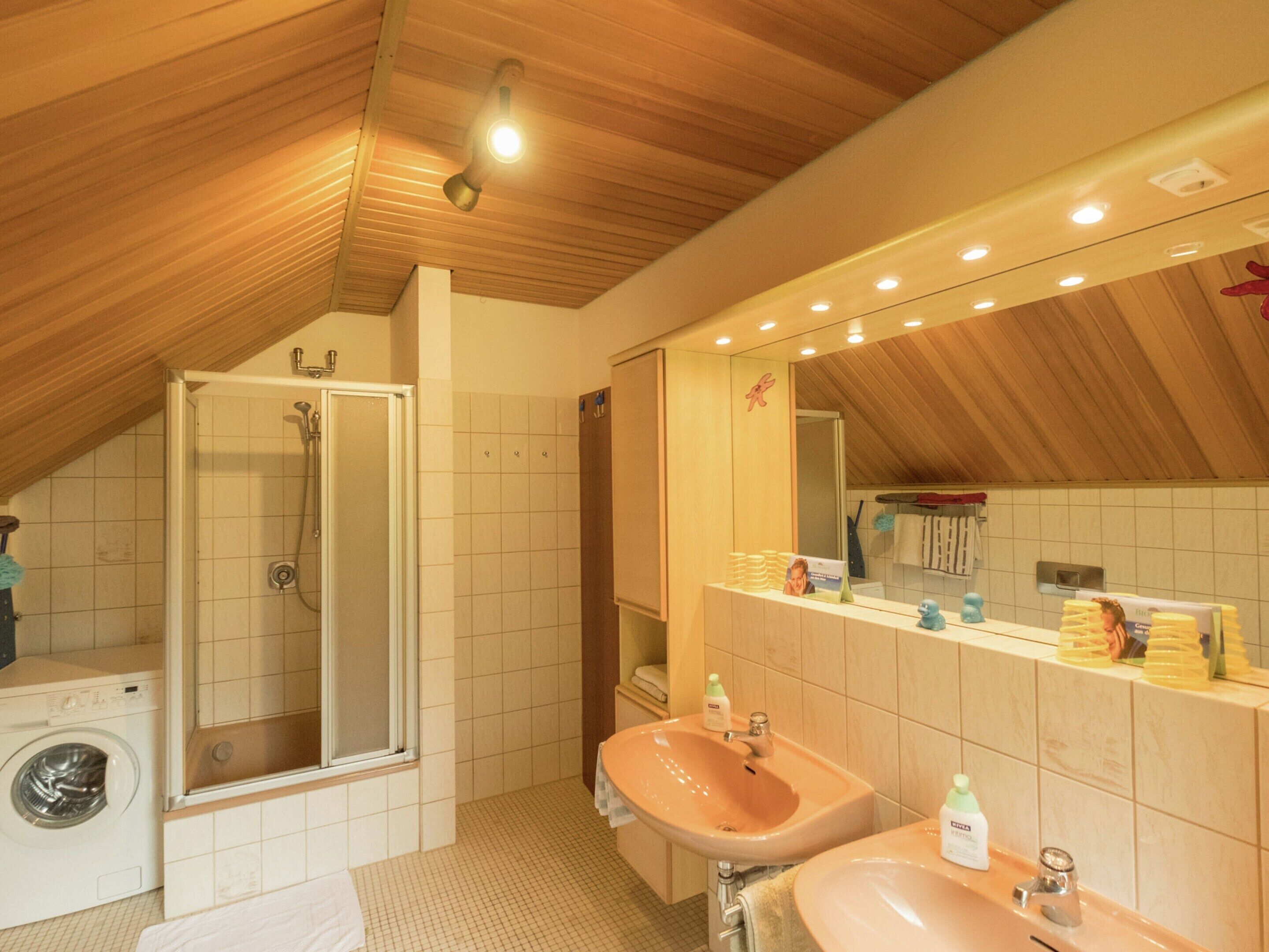 Classic Apartment, 3 Bedrooms | Bathroom | Shower