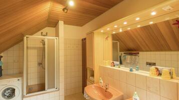 Classic Apartment, 3 Bedrooms | Bathroom | Shower