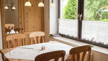 Apartemen Comfort, 2 kamar tidur | Tempat makan