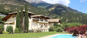 Residence Lahnhof, Laces