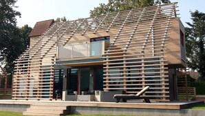 A modern house with a slatted wooden facade, large windows, and a flat roof. - Chalet, Wendorf (Kuhlen-Wendorf)