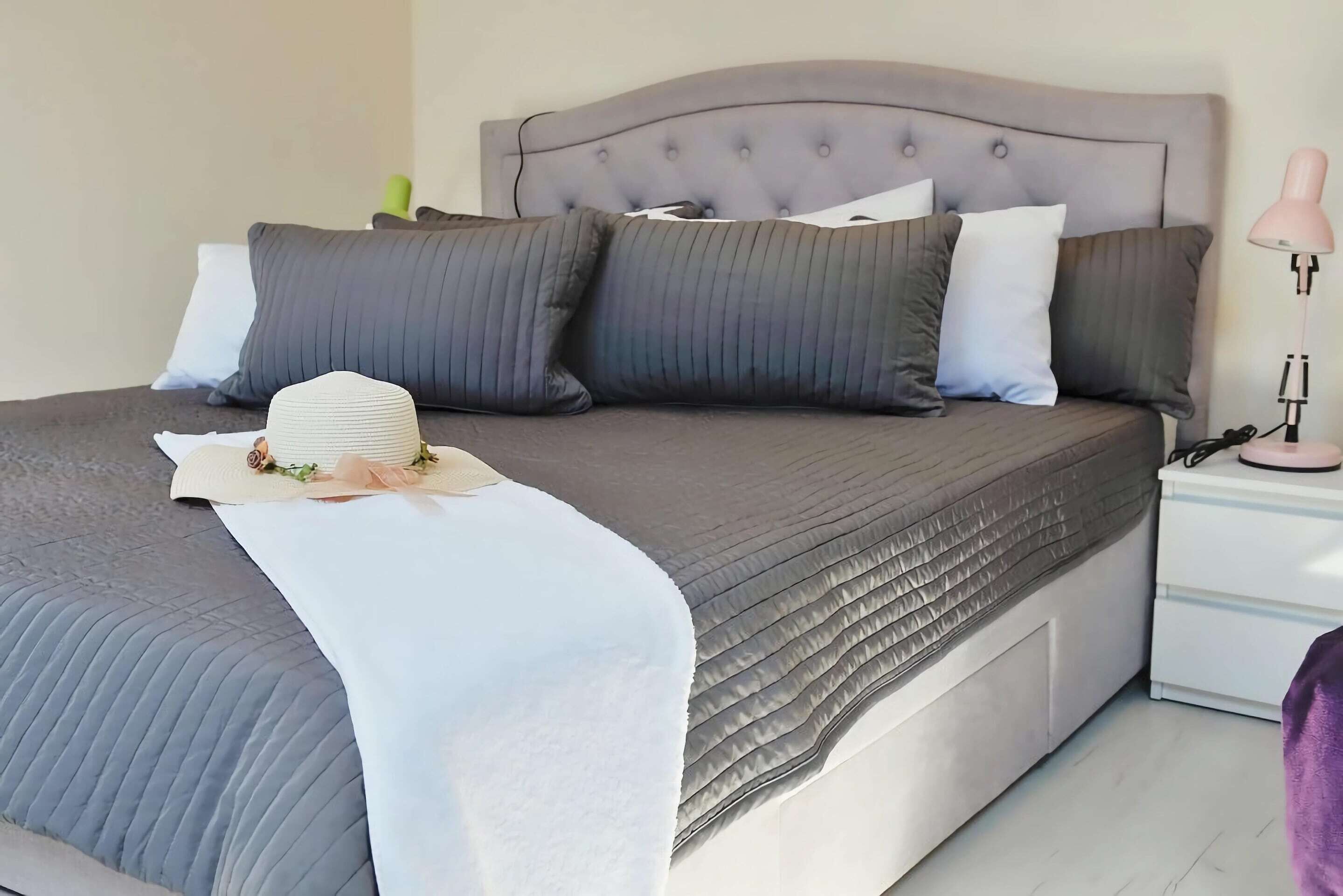 4 habitaciones, muebles diferentes y ropa de cama 