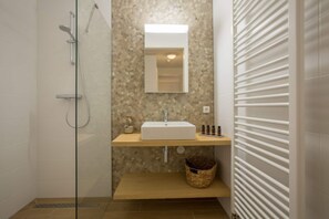 Appartement Classique, 2 chambres | Salle de bain | Douche