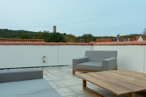 Apartamento clásico, 3 habitaciones | Balcón