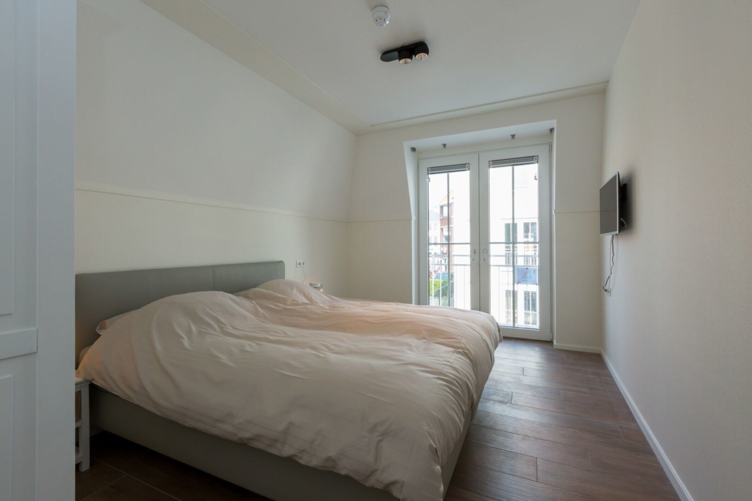 Classic Apartment, 3 Bedrooms | 5 bedrooms, individually furnished, bed sheets