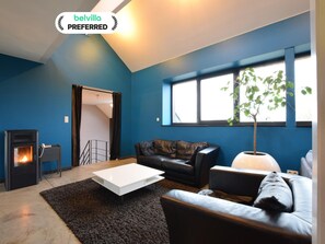 Casa de campo clássica, vários quartos | Sala de estar | DVD player