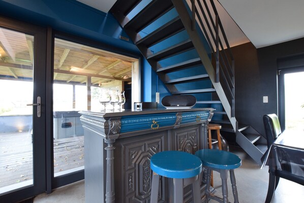 Classic Cottage, Multiple Bedrooms | Ruang tamu | Pemain DVD 