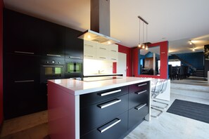 Jääkaappi, mikroaaltouuni, uuni, liesi